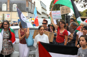 « Une cinquantaine de représentants de l’AFPS 89, l’Association France Palestine Solidarité 89, ont occupé les rues auxerroises le temps d’une manifestation ce samedi dénonçant les exactions continuelles menées par le gouvernement de Benyamin NETANYAHOU à Gaza et en Cisjordanie… ».