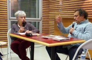 « Une plume limpide et dense sur le papier, une voix qui exprime avec profonde humilité la réalité délicate de l’immigration : Ahmed KALOUAZ, écrivain prolifique franco-algérien était l’une des figures littéraires de la Caravane de la Francophonie accueillie mardi soir à Auxerre. Il a répondu aux interrogations de Marité CATHERIN… ».