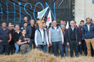 « Haro contre le détricotage de la loi DUPLOMB et les avancées éventuelles qu’elle pourrait faire perdre aux professionnels de la filière agricole si tel était le cas ! La place de la préfecture à Auxerre a pris des allures de comice agricole, jeudi soir, avec l’action protestataire des adhérents de la FDSEA et des Jeunes Agriculteurs, mobilisés pour faire entendre leurs messages… ». »