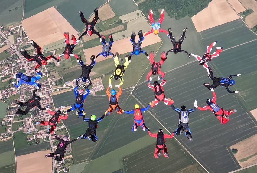 Etrange ballet de parachutistes à 4 350 mètres d’altitude : des chorégraphies en vol relatif qui ne manquent pas d’air !
