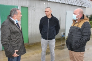 « Les gens du voyage sont toujours dans l’attente d’une aire de grand passage sur l’Auxerrois. Ce site permettrait d’accueillir une centaine de familles sur le même espace. Or, le dossier piétine depuis plus de huit ans sans que la moindre solution ait été apportée. La nouvelle équipe communautaire dont est issue l’élu référent Dominique CHAMBENOIT (à gauche) trouvera-t-elle la solution idoine face à cette problématique ? ».