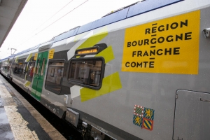 « Deux TER Régiolis aux couleurs de MOBIGO Bourgogne Franche-Comté circulent sur le réseau électrifié entre Dijon et Besançon ainsi que sur la ligne du Revermont, qui relie la capitale de la Franche-Comté à Lons-le-Saunier. Six autres rames identiques, dont la commande a été entérinée fin 2017, seront livrées en 2020, parées de leurs nouvelles identités visuelles. Progressivement, les prochains Régiolis à venir remplaceront les trains Corail entre Paris, Dijon et Lyon… ».