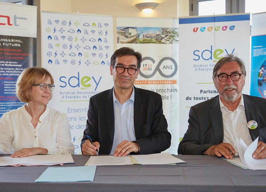 « La recherche et développement au service de la transition énergétique prend son essor avec la signature d’un accord-cadre de coopération entre l’Université de Bourgogne et le Syndicat départemental d’Energies de l’Yonne (SDEY)… ».