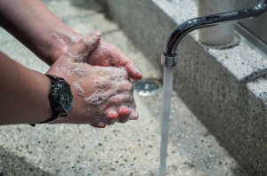 « Plus que jamais, le respect des gestes barrières, le lavage des mains et surtout le port du masque représentent des remparts efficaces pour lutter contre la propagation du coronavirus dans notre département. Celui-ci voit ses indicateurs repartir à la hausse au grand dam de l’ARS….