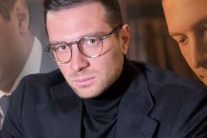 « On le connaissait comme orateur, le voilà qui se glisse dans la peau d'un auteur : c’est à l’occasion d’une séance de dédicaces présentant son dernier ouvrage paru le 29 octobre dernier « Ce que veulent les Français » que le président du Rassemblement national Jordan BARDELLA a investi les salons du restaurant « Le Paris Nice » à Joigny, le soir d’Halloween, pour une rencontre républicaine avec son lectorat/électorat, conspuée par ses opposants. La politique n’étant jamais loin, il en a profité pour critiquer le Parti socialiste qui se donne à la gouvernance macroniste afin d’éviter la dissolution de l’Assemblée nationale… ».