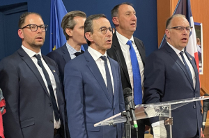 « Les Français considèrent que la justice ne joue pas son rôle et que les sanctions sont beaucoup trop légères, pas suffisamment dissuasives, voire inexistantes sur certains dossiers. Le ministre de l’Intérieur Bruno RETAILLEAU (au centre de la photo) a décidé de s’attaquer au problème après les derniers évènements liés au succès du PSG en Ligue des Champions. Cela augure-t-il de la naissance d’un conflit ouvert entre le ministre et le Syndicat de la Magistrature cet été ? ».