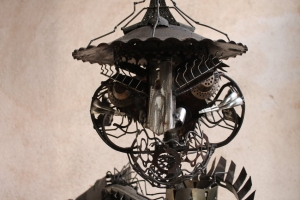 « A l’invitation des Amis du Château, Jean-François BROSSIER propose le vernissage de son exposition dans la cour de l’édifice moyenâgeux ce samedi 17 août de 18h30 à 22h00. Une mise en scène particulière sera apportée à la présentation de ces personnages de ferraille et d’acier par leur créateur. Ces figurines auraient-elles des messages forts à nous adresser, pauvres mortels ? ».