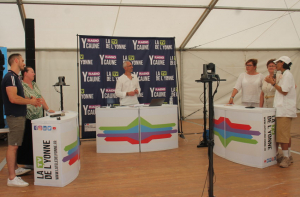 « C’est dans le cadre exceptionnel du Domaine du Roncemay que s’est déroulée la 4ème édition du Trophée « Prestige &amp; Patrimoine », subtil dosage d’expériences inédites, de rencontres passionnantes et de pratiques sportives autour du golf. Toutes commentées sur le plateau de « Radio Ycaune » et de « La TV de l’Yonne » ! 140 adeptes de la discipline se sont distingués sur le parcours verdoyant de Chassy. Près de 450 convives participèrent à la soirée festive, habillées de blanc ! Vivement l’année prochaine ! ».