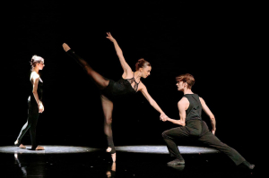 « Prometteuse restitution sur la scène de la salle Daullé de Saint-Florentin ! Les jeunes danseuses et danseurs du programme « l’Eté de la Danse » concoctée par CYDALISE &amp; Cie devraient combler tous les amoureux de cette discipline, mercredi soir à partir de 21 heures… ».