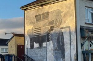 « La projection d’un film sur un groupe musical nord-irlandais le 08 décembre prochain au cinéma Agnès-Varda à Joigny suscite des polémiques entre le député de l’Yonne, Julien ODOUL et le ciné-club local, « Cin’Etc ». Des références à l’usage de la drogue et à l’IRA, organisation considérée comme terroriste dans les années 70, sont à l’origine de cette prise de position résolument contradictoire… ».