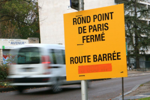 « Voilà une bien curieuse manière d’accueillir les passants sur l’une des tombes du cimetière Saint-Amâtre à Auxerre : chapeau bas, Monsieur pour votre humour d’outre-tombe ! Un humour que doivent posséder aussi, alors que les Français rient de moins en moins, les commanditaires et responsables en charge des travaux du Rond-Point de Paris. La signalétique condamnant l’endroit est toujours en place depuis plus d’une semaine malgré la réouverture du site ! ».
