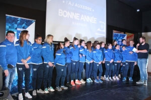 « La première phase du championnat de Régionale 2 offre de jolis espoirs à la nouvelle équipe auxerroise, née de l’entente entre l’AJ Auxerre et le Stade Auxerrois. Qualifiée pour la deuxième partie de l’épreuve, menant vers l’échelon supérieur, les valeureuses protégées de l’entraîneur Arthur CARVALHO ont reçu les félicitations nourries des partenaires de l’équipe professionnelle lors de la récente cérémonie des vœux… ».