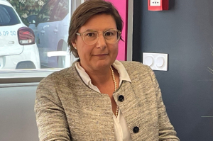 « La nouvelle présidente de DOMANYS, l’élue de l’Avallonnais Sonia PATOURET, qui a succédé au regretté Patrick GENDRAUD en 2024, connaît parfaitement les rouages du bailleur social de l’Yonne dont elle est l’un des membres du Conseil d’administration depuis 2014. Aux côtés de Karine LASCOLS, directrice de la structure, elle a évoqué lundi matin l’offre de services qui est réservée aux locataires lors d’une conférence de presse à Auxerre… ».