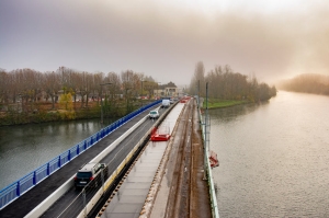 « Une délégation du Conseil départemental conduite par son président Patrick GENDRAUD s’est rendue sur le chantier de réhabilitation de l’ouvrage qui permet de traverser Pont-sur-Yonne. Un chantier de 7,2 millions d’euros qui devrait se terminer en juin 2021… ».