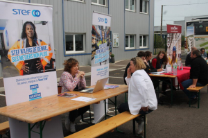 « De nombreuses entreprises, partenaires et structures institutionnelles ont répondu présent lors de cette animation où seront greffées une exposition de véhicules et des échanges vécus en direct entre employeurs et futurs employés (voire stagiaires). Plus de cent candidats étaient attendus sur la journée pour venir découvrir les métiers du transport, de la logistique et de la sécurité ainsi que la découverte également de nos trois nouvelles filières à l’automne 2025... ».