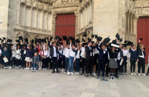 « La traditionnelle remise de diplômes de la certification « Cambridge » a tenu toutes ses promesse à la cathédrale Saint-Etienne d’Auxerre. 170 collégiens et étudiants ont reçu le précieux sésame, suscitant la fierté des parents et enseignants… ».